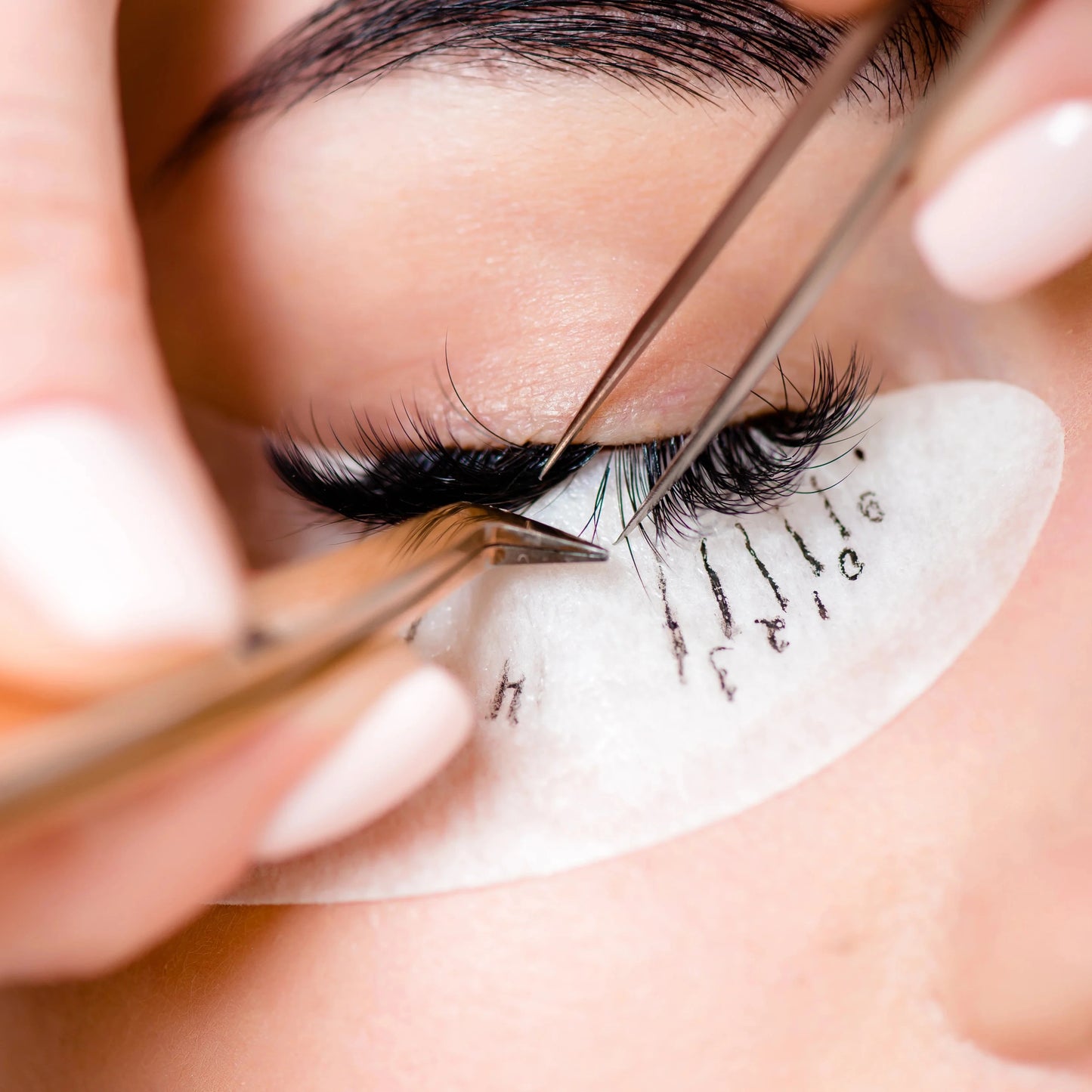 Eyelashes Extensions Course